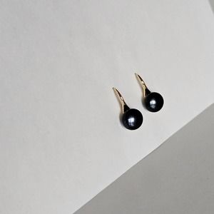 Refined Elegance: Black Freshwater Pearl Earrings for Any Occasion